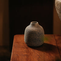 Vase bleu avec touches blanches texturées